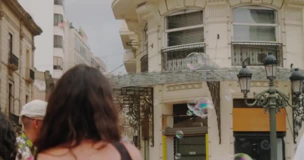 Seifenblasen auf dem Hauptplatz von Valencia, bei der Feier von Las Fallas. — Stockvideo