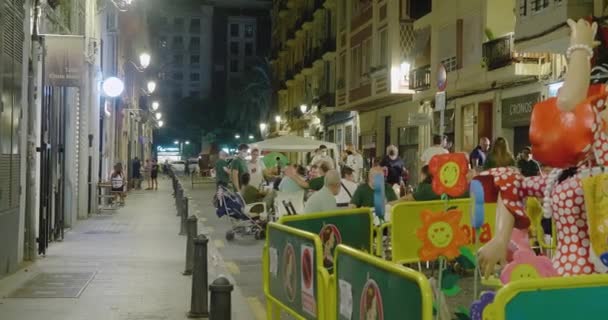 People stand in line to buy fast food on Las Fallas festival — Stock Video
