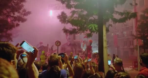 Pirotécnicos lançam fogos de artifício no festival Las Fallas — Vídeo de Stock