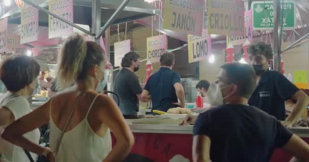 People stand in line to buy fast food on Las Fallas festival — Stock Video