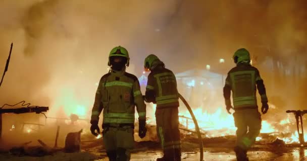Πυροσβέστες έσβησαν τη φωτιά από φλεγόμενες φιγούρες — Αρχείο Βίντεο