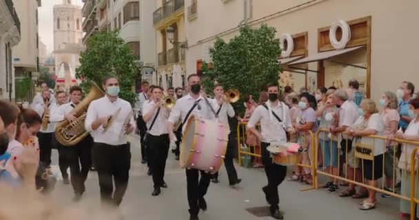 Groupe de musiciens et personnages en costumes sur Las Fallas — Video