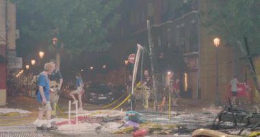 İtfaiyeciler Las Fallas kutlamasından sonra bir şeyler ve ekipman koyarlar. 