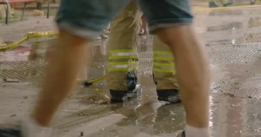 İtfaiyeciler Las Fallas kutlamasından sonra bir şeyler ve ekipman koyarlar. 