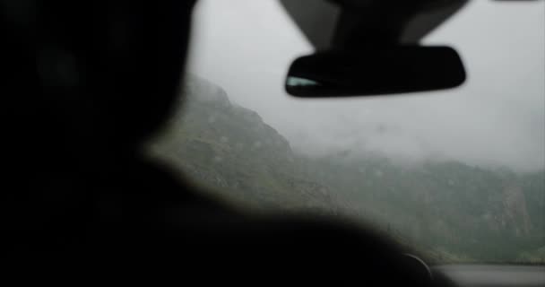 Driver Goes Car Rainy Day Altai Mountain Background Automobile Interior — Vídeo de stock