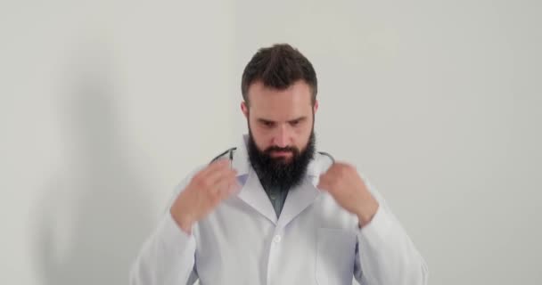 Männerarzt Lächelt Und Legt Stethoskop Den Hals Und Blickt Die — Stockvideo