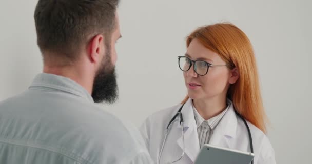 Femme Rousse Médecin Rencontre Consulte Patient Après Traitement Dame Médecin — Video