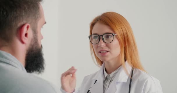 Mulher Médico Consulta Paciente Sexo Masculino Consultório Clínica Lady Clínico — Vídeo de Stock