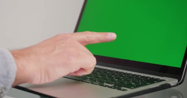 Працівник Перевіряє Дані Звіті Перед Надсиланням Менеджеру Палець Людини Вказує — стокове відео