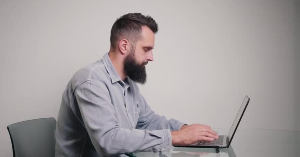 Квалифицированный Программист Пишет Код Сайта Ноутбуке Идея Ударил Бородатый Фрилансер — стоковое видео