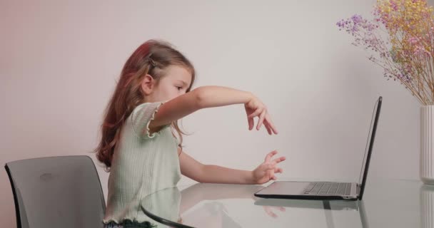 Bambina Conta Sulle Dita Che Parlano Con Amico Videochiamata Laptop — Video Stock