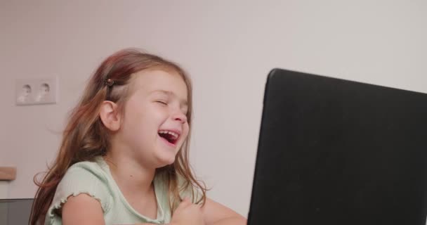 Schattig Meisje Lacht Praten Met Vriend Video Gesprek Moderne Laptop — Stockvideo