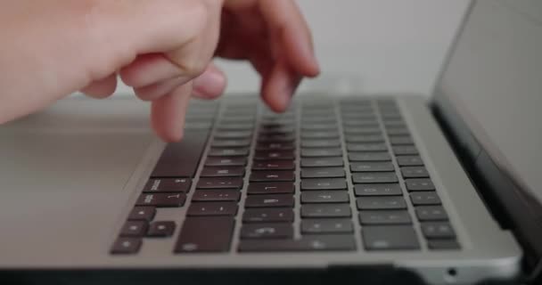 Женщина Использует Ноутбук Печатания Статьи Нового Сайта Работе Руки Дамской — стоковое видео