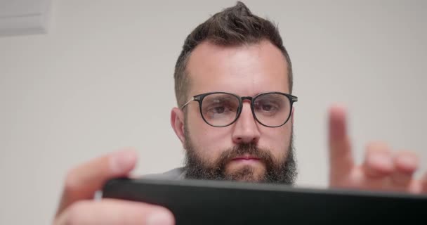 Der Bärtige Programmierer Arbeitet Büro Laptop Konzentrierter Mann Mit Brille — Stockvideo