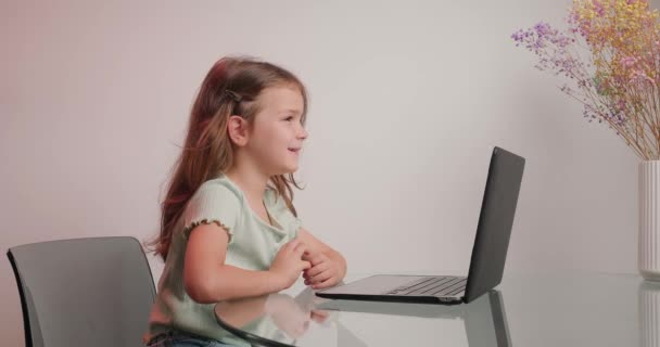 Colegiala Sonriente Sienta Escritorio Comunicándose Con Profesor Videoconferencia Través Una — Vídeos de Stock