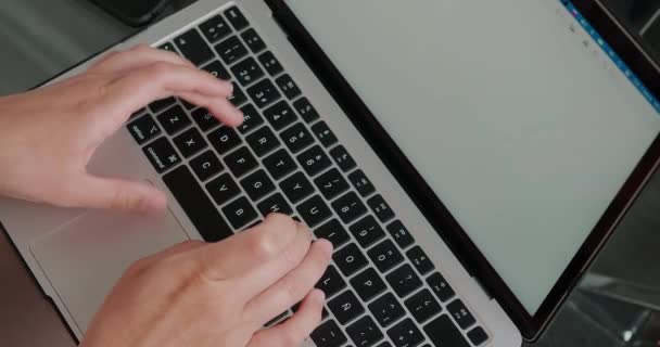 Perempuan Mengetik Rencana Kursus Sendiri Pada Laptop Modern Tangan Perempuan — Stok Video