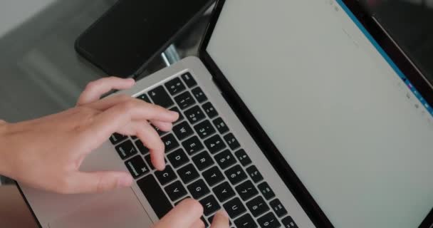 Vrouw Schrijft Content Voor Nieuwe Website Moderne Laptop Handen Van — Stockvideo