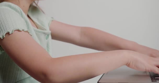Руки Маленькой Девочки Нажимают Кнопки Клавиатуре Ноутбука Школьник Сидит Столом — стоковое видео
