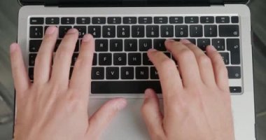Yeni web sitesi için dizüstü bilgisayardaki tuşlara basan kadınların elleri. Kadın çalışan çevrimiçi çalışarak benzersiz içerik üst görünümü yazıyor
