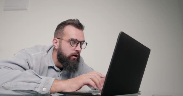 Emotionele Man Raakt Toetsenbord Van Laptop Proberen Snel Werken Verrassende — Stockvideo