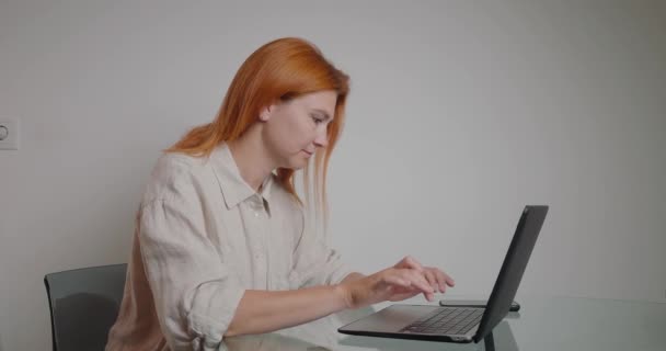 Mujer Ocupada Trabaja Portátil Distrayendo Teléfono Que Suena Escritorio Oficina — Vídeos de Stock
