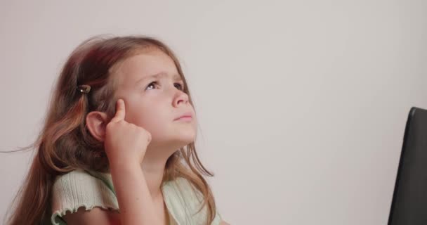 Klein Meisje Zit Aan Het Bureau Had Idee Druk Knoppen — Stockvideo