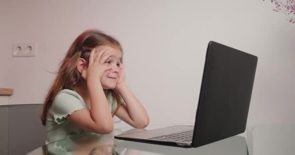Grappig Meisje Probeert Schrijven Tekst Laptop Drukken Knoppen Het Toetsenbord — Stockvideo