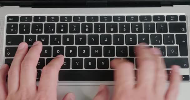 新しいウェブサイトのためのノートパソコンのキーボード入力テキスト上の人のボタンの手 男性従業員はオンラインでユニークなコンテンツを書く上の近いビュー — ストック動画