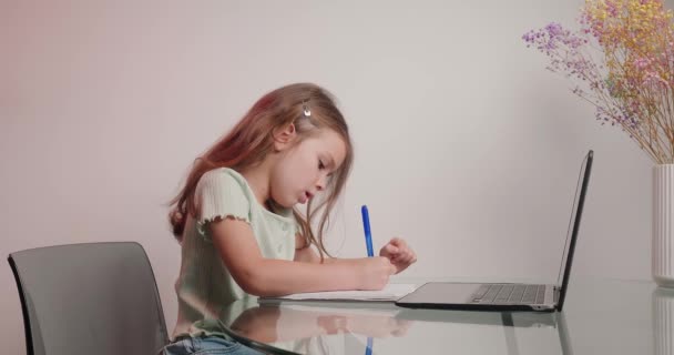 Pilná Dívka Ukazuje Dokončený Úkol Napsaný Cvičebnici Videohovoru Učitelem Malé — Stock video