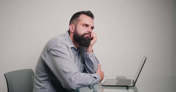 Der Rüstige Mann Sitzt Schreibtisch Büro Und Denkt Sich Ein — Stockvideo