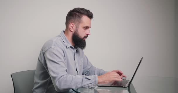 Hombre Enfocado Trabaja Ordenador Portátil Escribiendo Artículo Para Nuevo Proyecto — Vídeo de stock