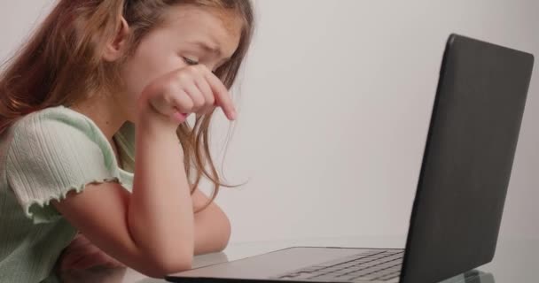 Iskoláslány Megtanul Szöveget Gépelni Modern Laptop Billentyűzetén Aranyos Szorgalmas Diák — Stock videók