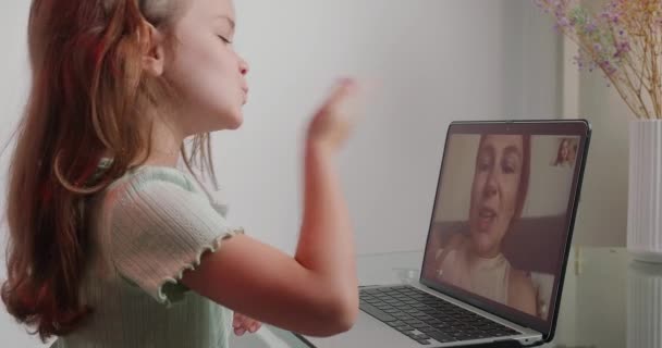 Niña Sopla Aire Beso Madre Videollamada Través Ordenador Portátil Madre — Vídeo de stock