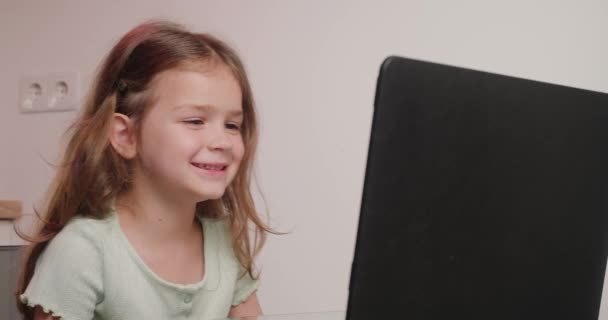 Klein Meisje Glimlacht Toont Grimmige Beelden Aan Een Vriend Videogesprek — Stockvideo