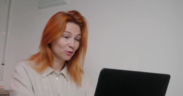 職場のノートパソコンで元カノに朗らかな女が声をかける 若いです秘書とともに生姜の髪取りますブレークのために通信閉鎖 — ストック動画