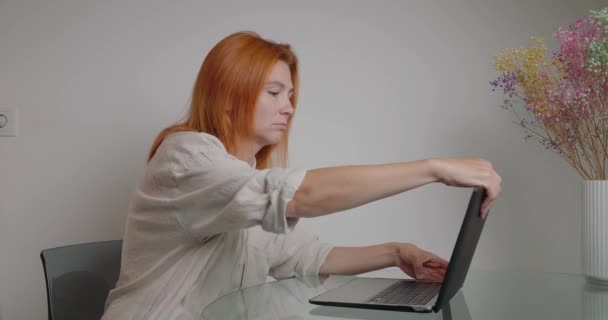 Уставшая Женщина Фрилансер Открывает Ноутбук Продолжить Работу Над Проектом Рыжая — стоковое видео