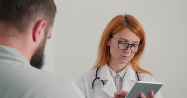 Rudowłosa Kobieta Doktor Spotyka Pacjenta Śmieje Się Leczeniu Pani Lekarz — Wideo stockowe