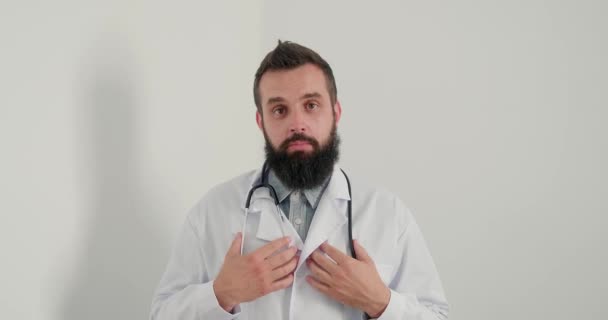Homem Médico Com Sorrisos Estetoscópio Conselhos Olhando Para Câmera Médico — Vídeo de Stock