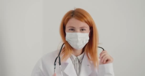 Kobieta Lekarz Imbirem Luźne Włosy Masce Medycznej Szczęśliwie Tańczy Uśmiecha — Wideo stockowe