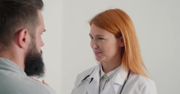 Mulher Médico Consulta Paciente Sexo Masculino Consultório Clínica Lady Clínico — Vídeo de Stock