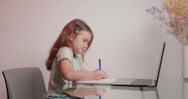 Pilná Dívka Ukazuje Dokončený Úkol Napsaný Cvičebnici Videohovoru Učitelem Malé — Stock video