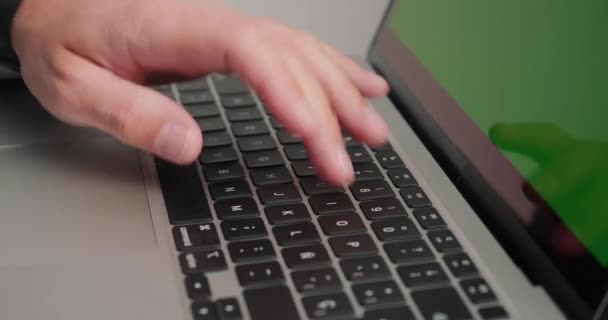 Persoană Tipuri Text Laptop Pregătirea Articol Pentru Proiect Profitabil Mână — Videoclip de stoc