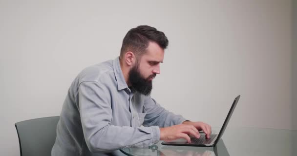 Klavyede Hata Yapan Sinirli Bir Adam Hızlı Yazar Uzun Sakallı — Stok video