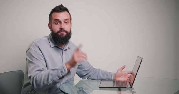 Менеджер Представляє Новий Продукт Відображається Зеленому Екрані Ноутбука Перетворює Ноутбук — стокове відео