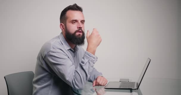 Homme Concentré Travaille Sur Article Écriture Ordinateur Portable Pour Nouveau — Video