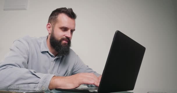 경험있는 프로그래머는 사무실에 앉기에 피곤하다고 나머지 노트북 코드를 남자가 책상에 — 비디오