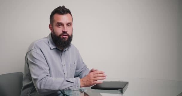 Profesyonel Programcı Geleceğin Bilgisayarını Açmaktan Bahsediyor Tecrübeli Sakallı Adam Ofiste — Stok video