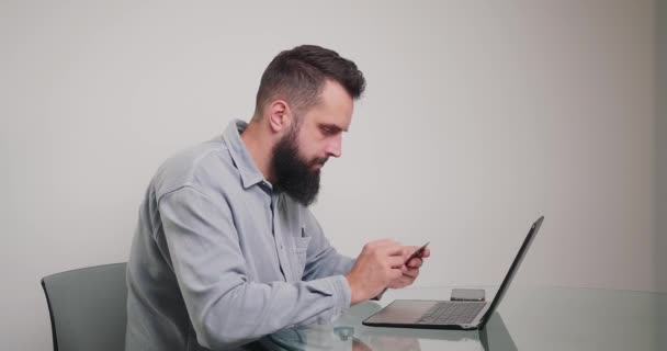 Seorang Pria Membuat Pembayaran Online Memasuki Rincian Kartu Kredit Melalui — Stok Video