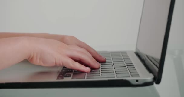 Руки Школярки Натискають Клавіші Клавіатурі Сучасного Ноутбука Скляному Столі Білому — стокове відео