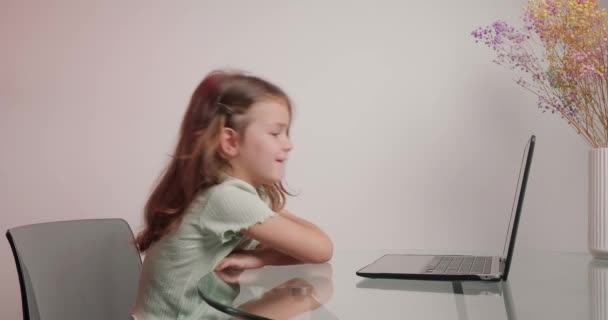 Ragazza Allegra Mostra Smorfie Parlando Videochiamata Con Amico Tramite Computer — Video Stock
